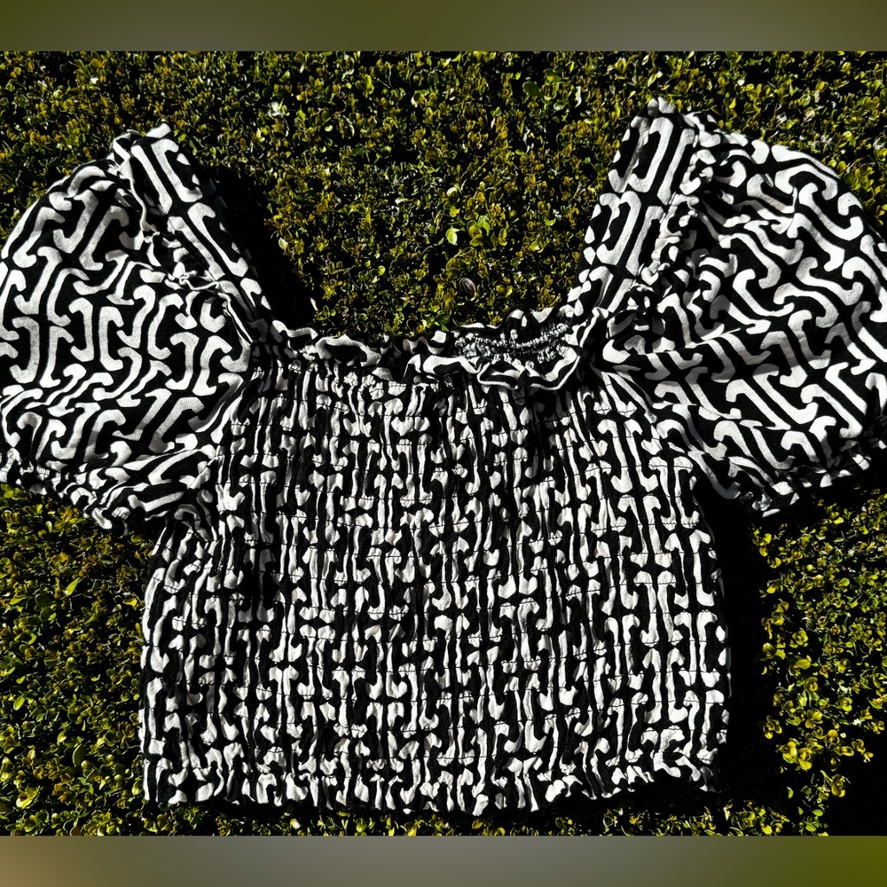 Perfect crop top for the summer or winter easy to style up or down